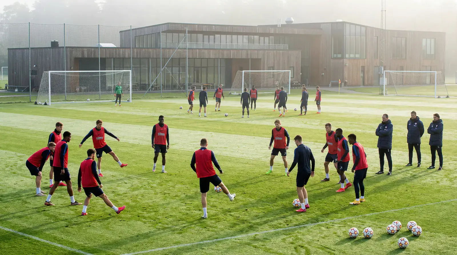 Norske fodboldspillere under træning på grøn bane